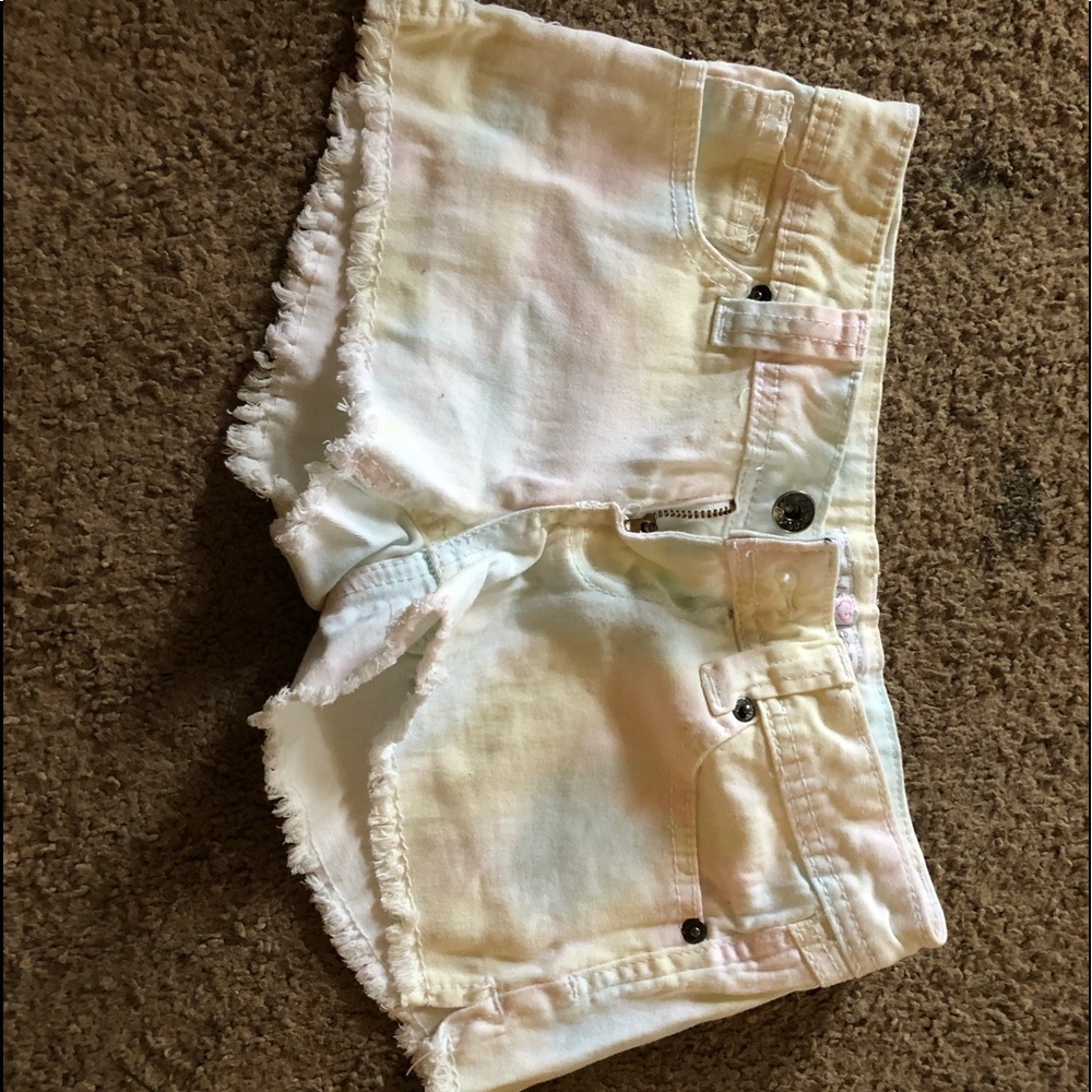 Light water color jean shorts.